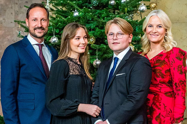 Королевские семьи Норвегии, Великобритании и Дании представили свои открытки к Рождеству