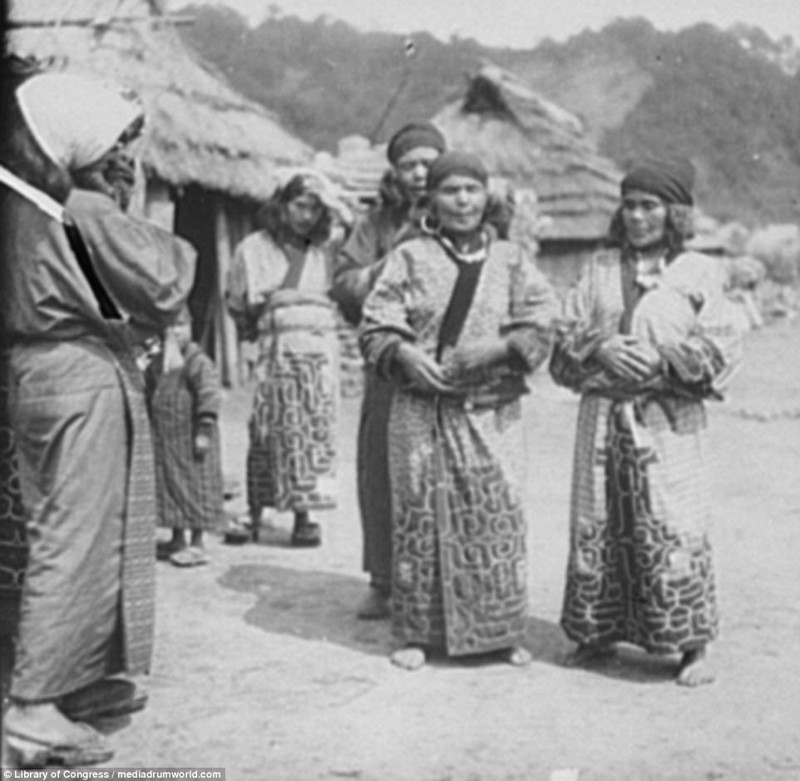 Представительницы народа в одной из деревень айны, история, народ, фотография