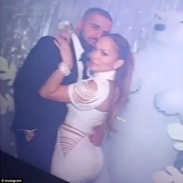 3bb8277f00000578-4076564-getting_close_jennifer_lopez_grinds_on_drake_before_the_two_shar-a-46_1483115447667