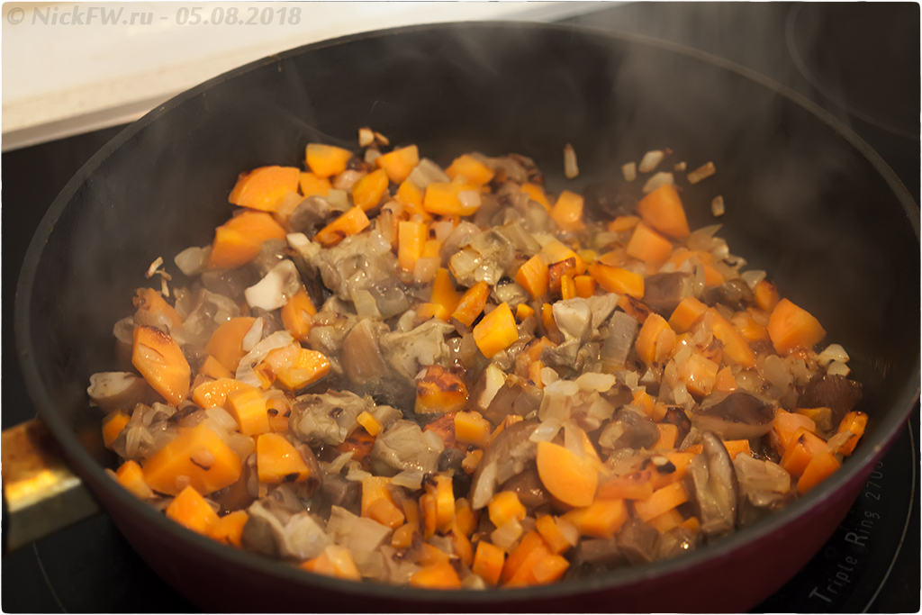 Сырный суп с фаршем грибами яйцом и молоком.. добавляем, морковь, картофель, столовая, потому, молоко, грибов, взбивал, картошка, зелень, режем, выключаем, мелко, перемешиваем, фарша, зелёный, эксперимент, молодой, добавить, средняя