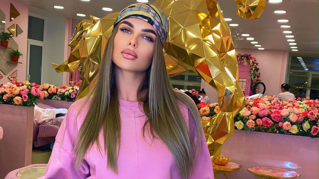 Певица Ханна пожаловалась на предавшую ее подругу