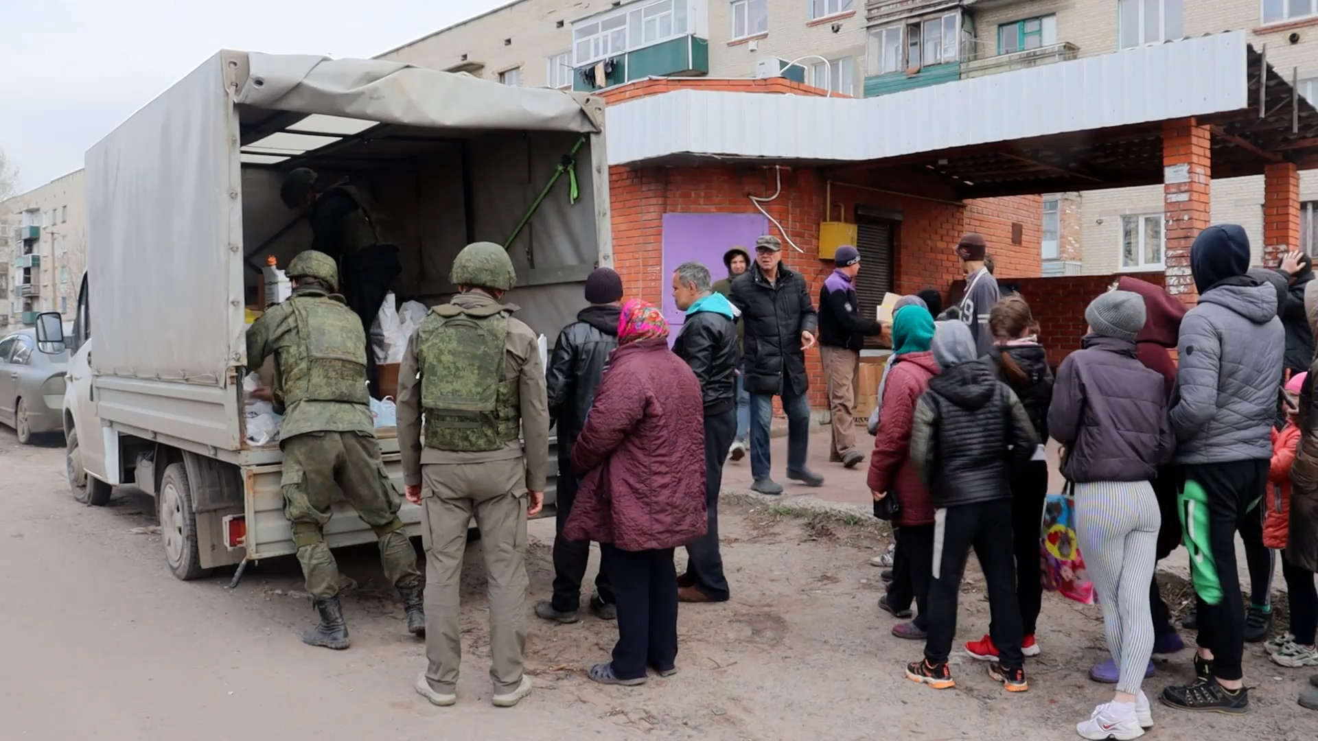 Благотворительные организации и российская армия доставили гумпомощь жителям Харьковской области Видео,ФАН-ТВ