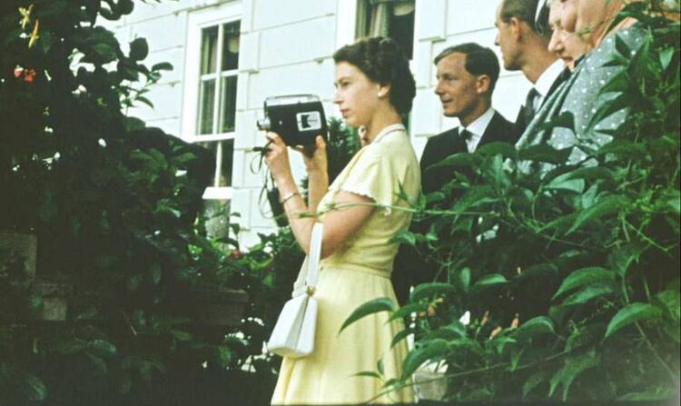 Опубликованы первые кадры из нового документального фильма о Елизавете II к ее 95-летию Монархи,Британские монархи
