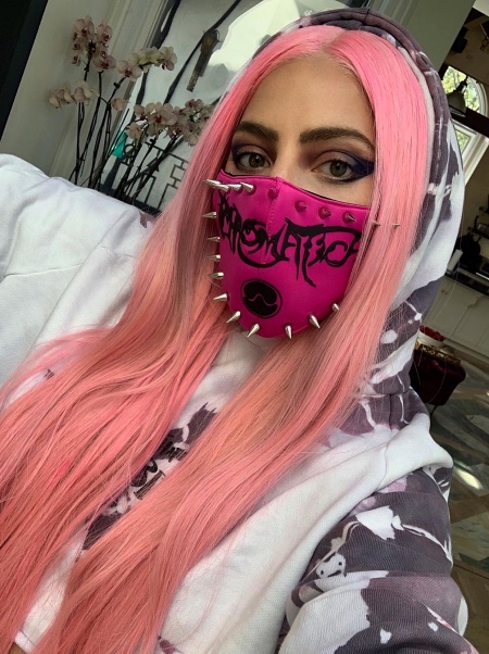 Космическая доставка: Леди Гага лично отвозит свой новый альбом ритейлерам Космическая доставка: Леди Гага лично отвозит свой новый альбом ритейлерам Звезды,Новости о звездах