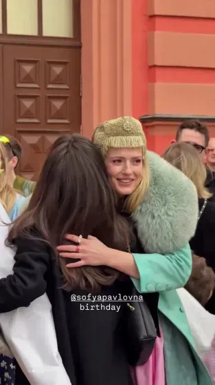 В кокошнике и с русскими напевам: Софья Эрнст отметила день рождения с мужем, гендиректором Первого канала Константином Эрнстом, и их детьми Софьи, Константин, Эрнст, рождения, Софья, Константина, ЭрнстСофья, также, ЭрнстДочери, ЭрнстДень, которая, который, снимается, появилась, СШАСофья, любовью, брендам, отечественным, прошлых, отношений