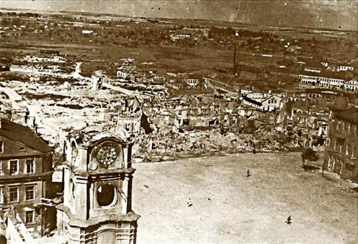 Вид на площадь Свободы Минска после бомбардировок. /Фото: news.tut.by Вид на площадь Свободы Минска после бомбардировок. /Фото: news.tut.by