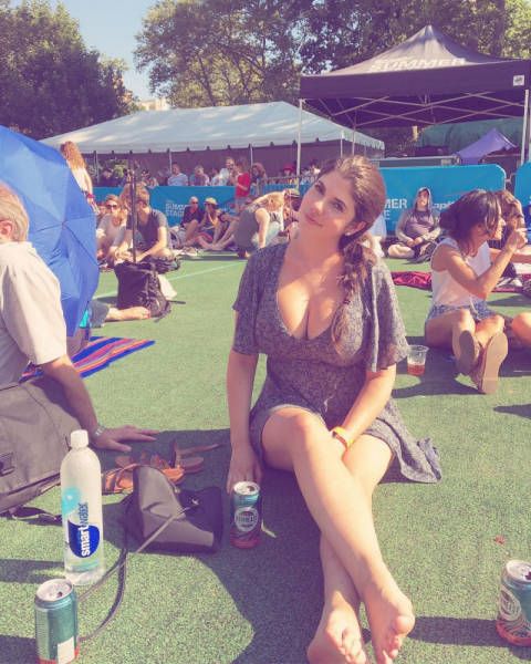 Девушки в легких летних платьях картинки