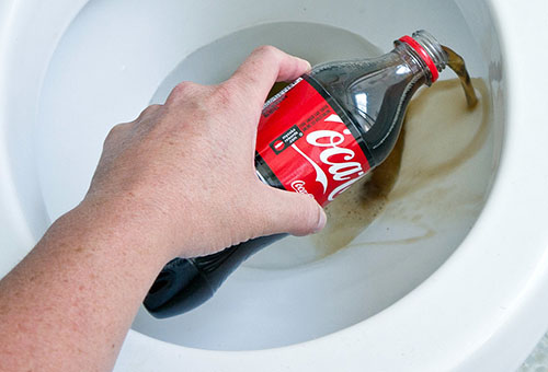 Мытье унитаза "Кока-колой"