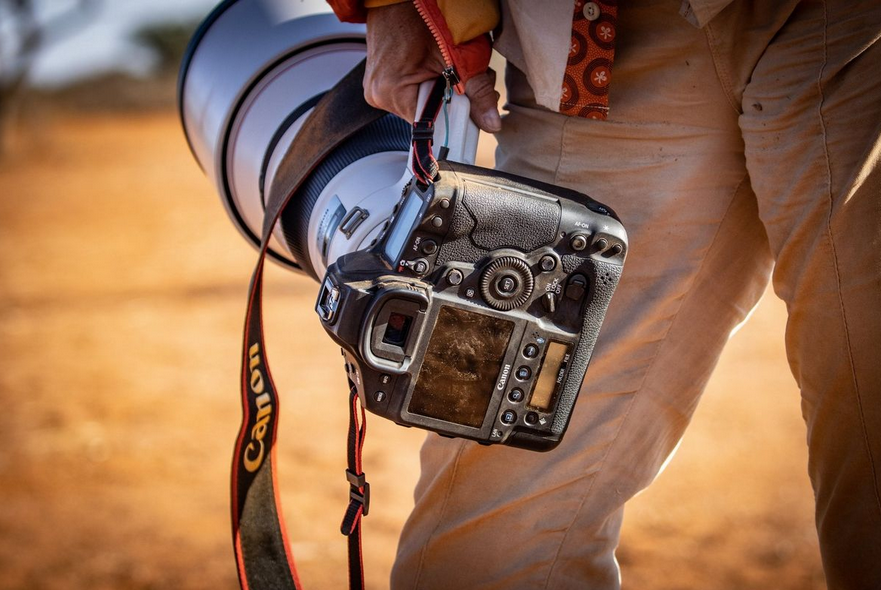 «Перед объективом и вокруг камеры летал красный песок и пыль. Однако герметичный корпус Canon EOS-1D X Mark III не позволил им нарушить съемочный процесс», — говорит Марина. © Фергус Кеннеди