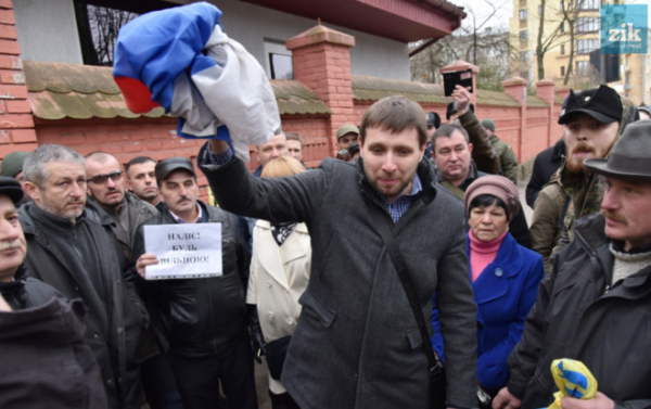 Против Парасюка завели дело за нападение на консульство РФ и сожжение российского флага
