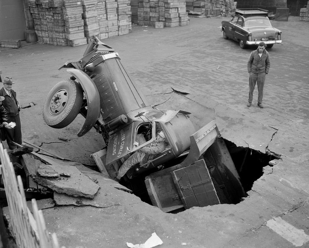 Необычные аварии и впечатляющие ДТП в середине прошлого века Лесли, фотографий, Джонс, почти, поворотах, сотни, сделал, фотосъёмкойОн, занят, постоянно, чтобы, хаоса, достаточно, улицах, Фотограф, крутых, автомобильных, часто, грузоподъёмность, высокой