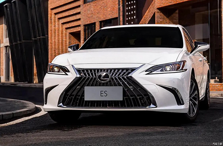 Как Toyota Camry, только с люксом. Представлен Lexus ES 200 Premium Edition: три мотора на выбор и больше опций, чем у предшественника