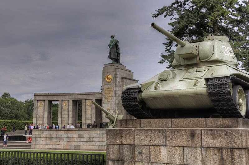 Русские помнят, как путешествовать по Европе на танках