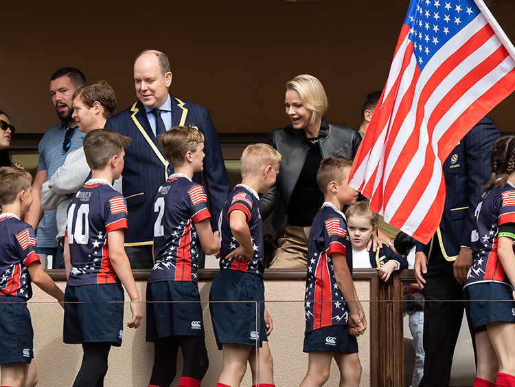 На стиле: княгиня Шарлен и князь Альбер с детьми на турнире по регби На стиле: княгиня Шарлен и князь Альбер с детьми на турнире по регби Дети,Детская мода