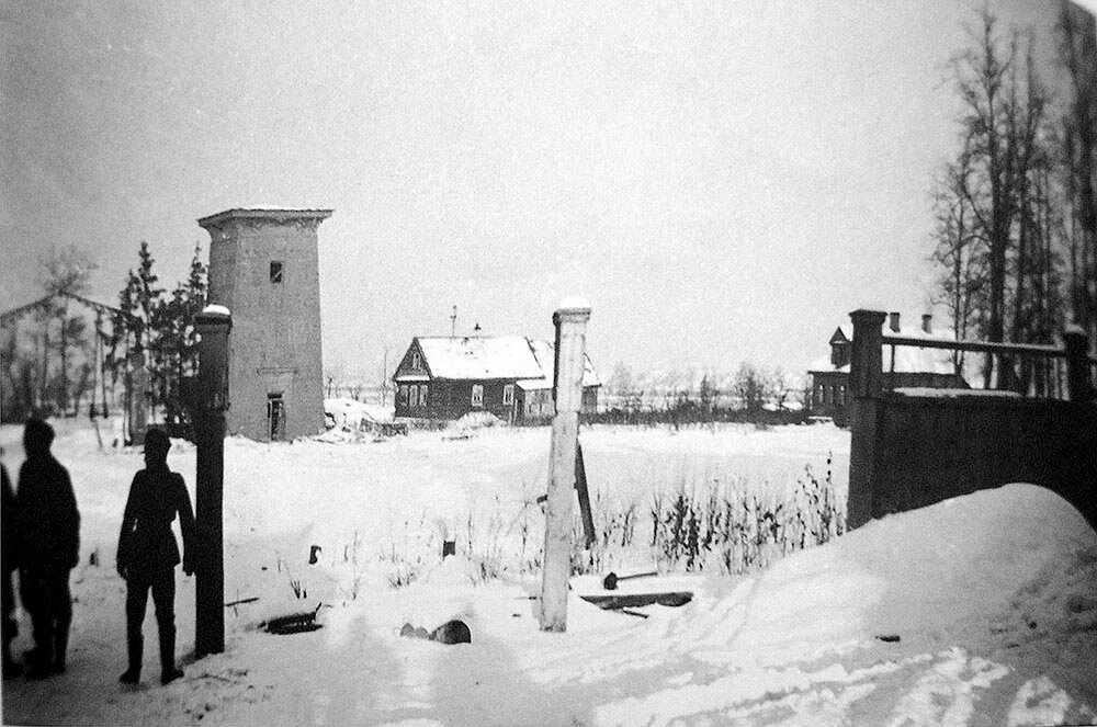 Египетские ворота и дома деревни Большое Кузьмино зимой 1941 года. Фото сделано немецкими оккупантами. Источник изображения: а-парк.рф