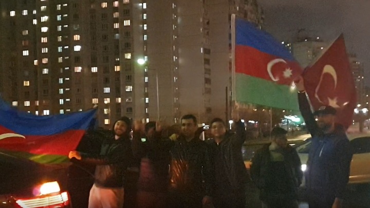 Азербайджанцы под флагом Турции избили чучело Пашиняна в Москве: "Снимай, брат, снимай!" Азербайджанцы под флагом Турции избили чучело Пашиняна в Москве: "Снимай, брат, снимай!" россия