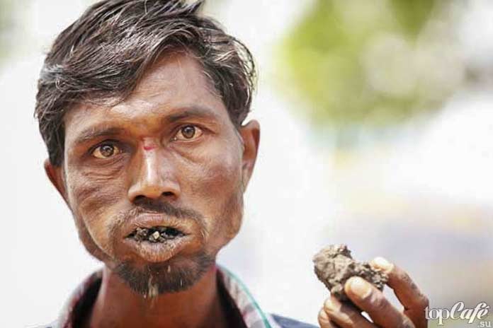 Мужик ест грязь