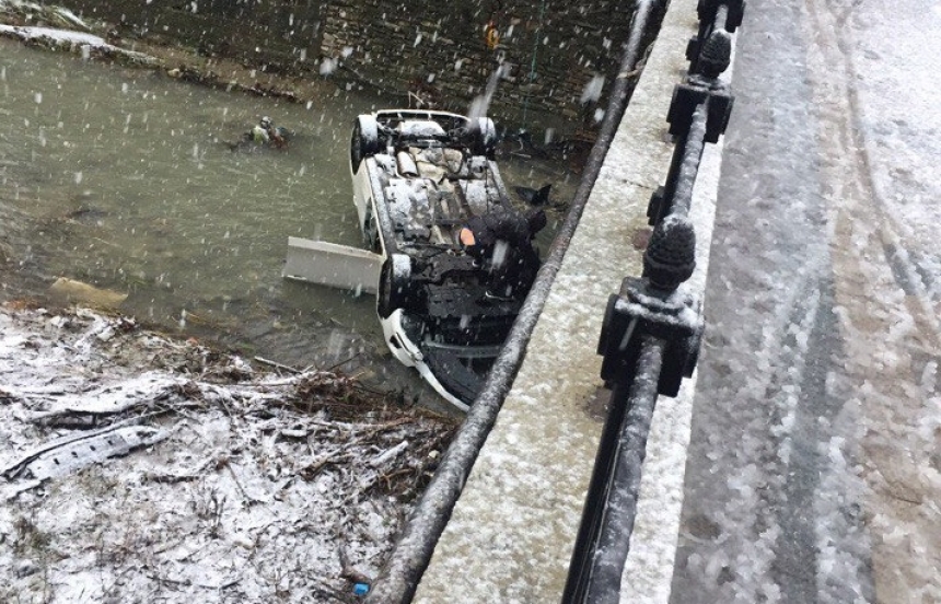 Фото с места ДТП в Туапсе, где автоледи на Mazda упала с моста в реку