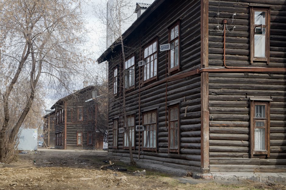 Я живу в деревянном доме-гнезде с Дон Кихотом (Екатеринбург) Стрелочников, домов, здесь, железной, дороги, домах, здания, только, очень, улице, деревянных, Бабыкин, метро, жилье, строили, наших, назад, поверхность, Потом, построили