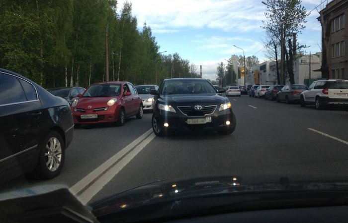 Когда водителям разрешено пересекать двойную сплошную