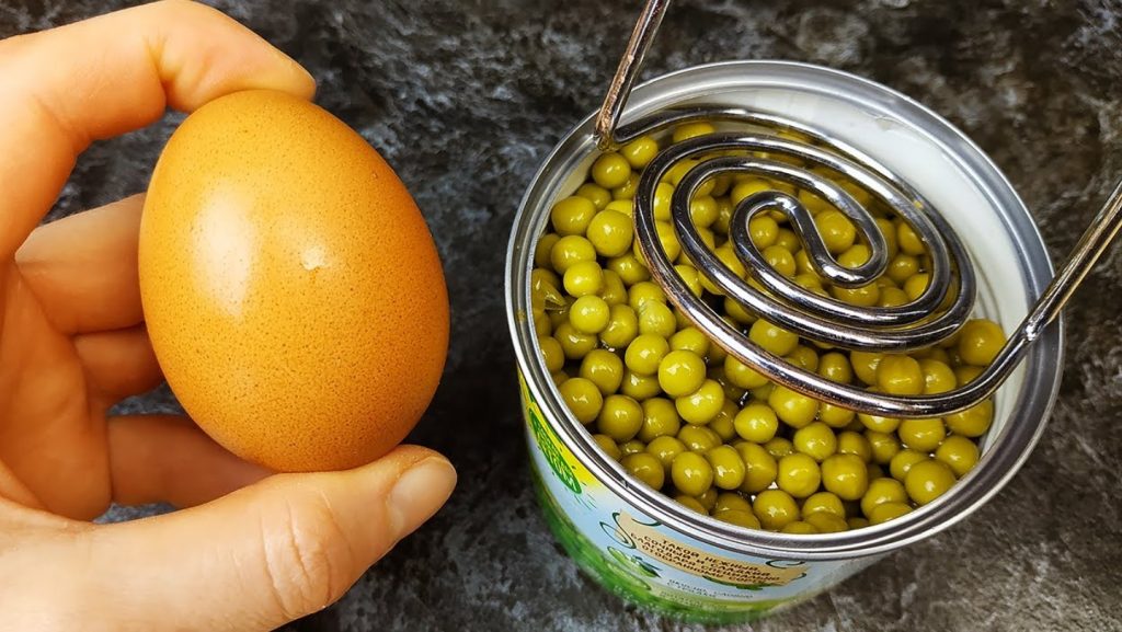 Из банки горошка и яйца готовлю вкусные и сытные оладьи: подаю со сметаной либо соусом