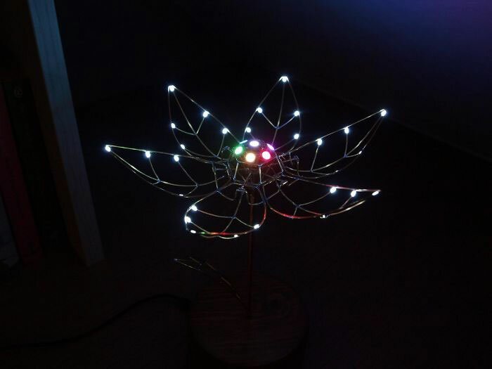 Парень подарил жене механический цветок, который расцветает при касании Парень подарил жене механический цветок, который расцветает при касании мужское хобби