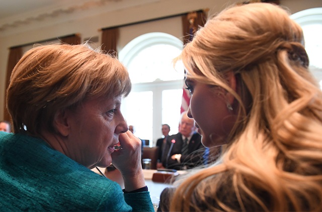 Фото. Ангела Меркель беседует с Иванкой Трамп © PHOTO BY PAT BENIC | GLOBALLOOKPRESS.COM