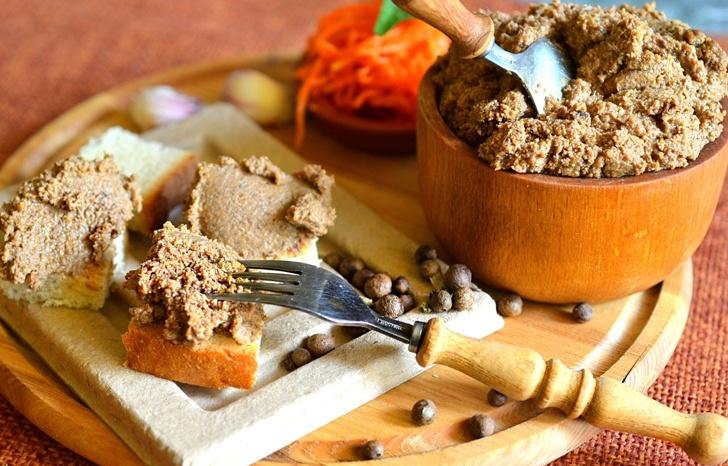 Она принесла на работу паштет, но встретила лишь удивленные взгляды коллег… Неловкая ситуация!