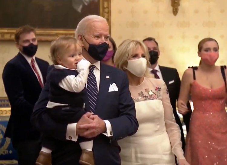 Дженнифер Лопес в белом, Леди Гага - в алом: звезды на инаугурации Джо Байдена Звезды,Новости о звездах