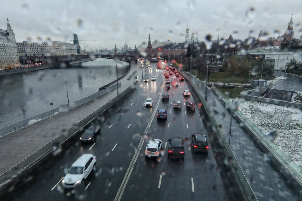 Москвичей призвали быть внимательными за рулем из-за дождя