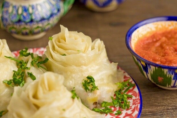 Узбекские пельмени розочки Гуль-хунон. Вкусно и со сметанным соусом и в томатной заливке тесто, минут, можно, гульхунон, нарезать, очень, нужно, перец, добавить, ингредиенты, чеснок, молотый, можете, начинкой, снова, черный, рулет, немного, репчатый, кубиком