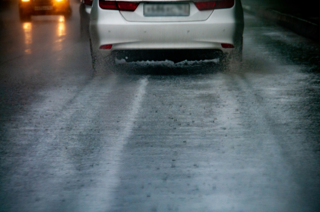 Дождики сольются в крупные. Лужа на дороге. Владикавказ дождь. Сильный дождь. Обстановка на дорогах во Владикавказе.