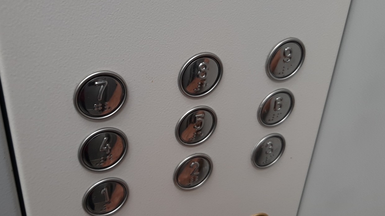 Власти Москвы заменили более двух тысяч лифтов с начала года