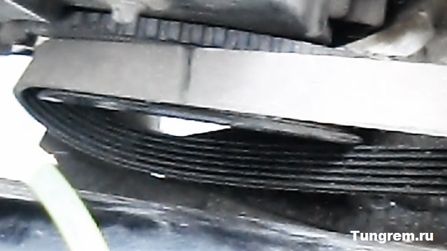 Надеваем ремень на большой шкив Калина