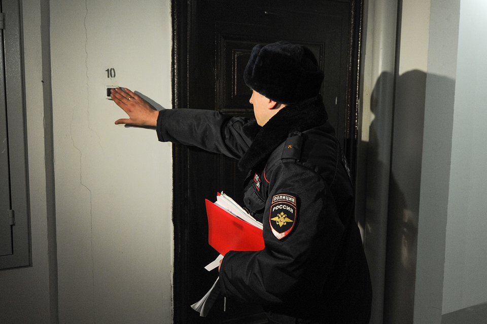 Москвичка поверила «участковому» и выкинула в окно миллион рублей