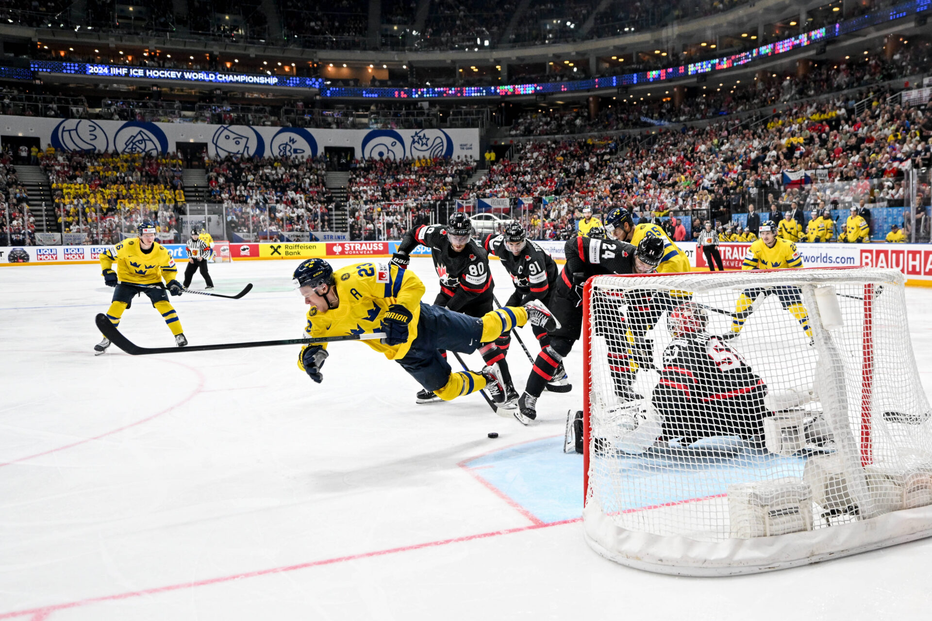 Сборная Швеции обыграла канадцев и стала бронзовым призером чемпионата мира