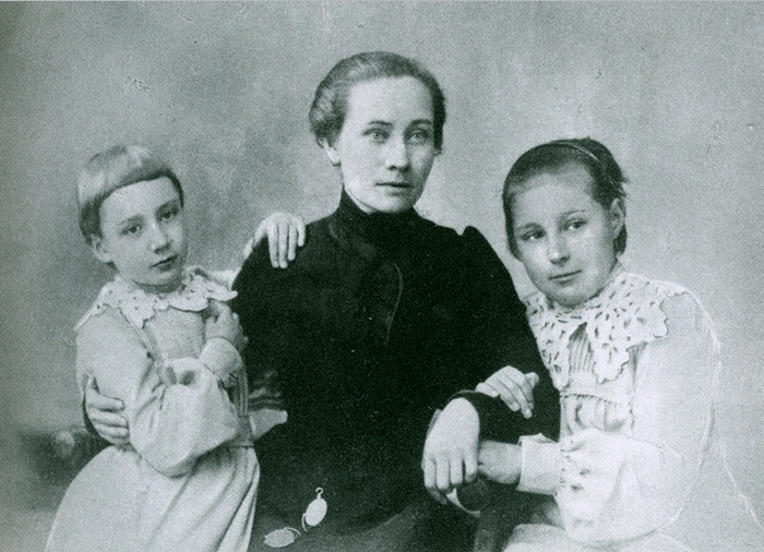 Анастасия и Марина Цветаевы с Александрой Доброхотовой, 1903.jpg