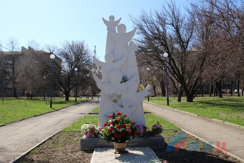 Фото памятника детям донбасса