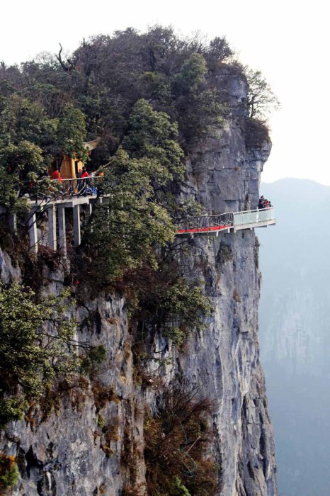 Канатная дорога в горах, расположена на высоте 1410 метров над землей.