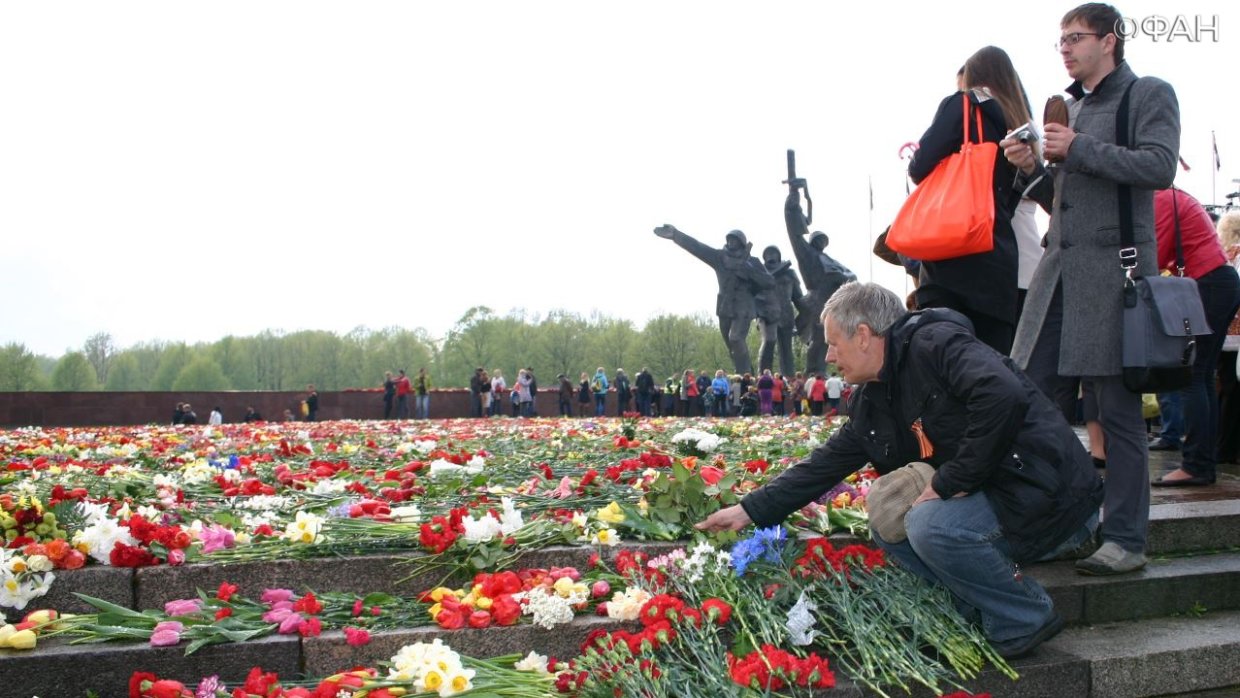 Памятник Освободителям назначили виновным во всех бедах Латвии