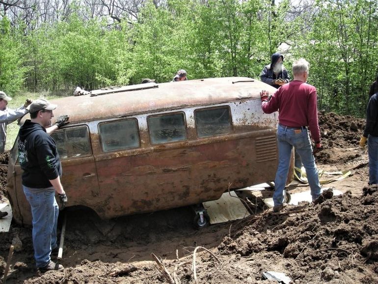 Хиппи-бас, простоявший тридцать лет по пояс в земле авто,авто и мото,автомобиль,автоновости