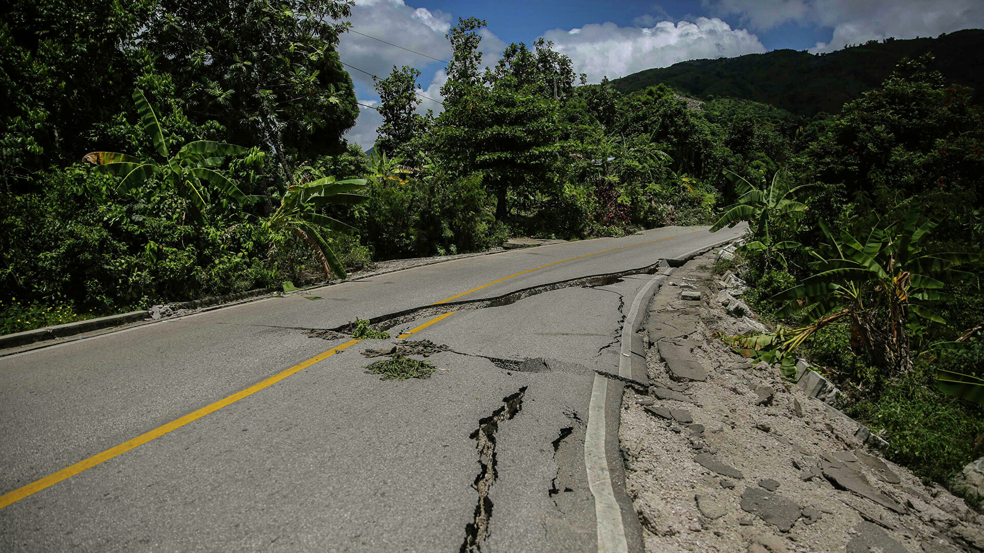 При землетрясении в Гаити пострадали 52 человека, двое погибли