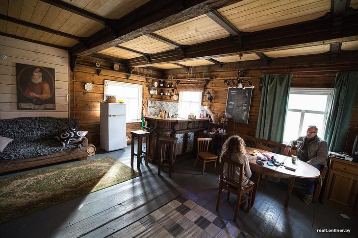 «Вложил сюда все свои сбережения». Как один человек возрождает деревню на Голубых озерах 