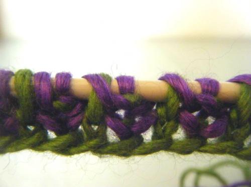 Как связать двухцветную бриошь резинку вязание спицами