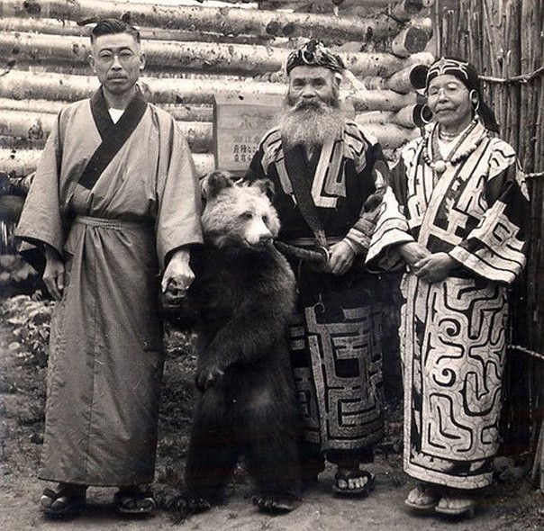 Семья Айну и японец с медведем, 1940-е. было, история, фото