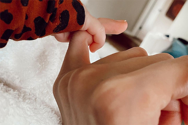 Классическое пальто и модная панама: Джиджи Хадид с дочерью на прогулке в Нью-Йорке Классическое пальто и модная панама: Джиджи Хадид с дочерью на прогулке в Нью-Йорке Звездный стиль