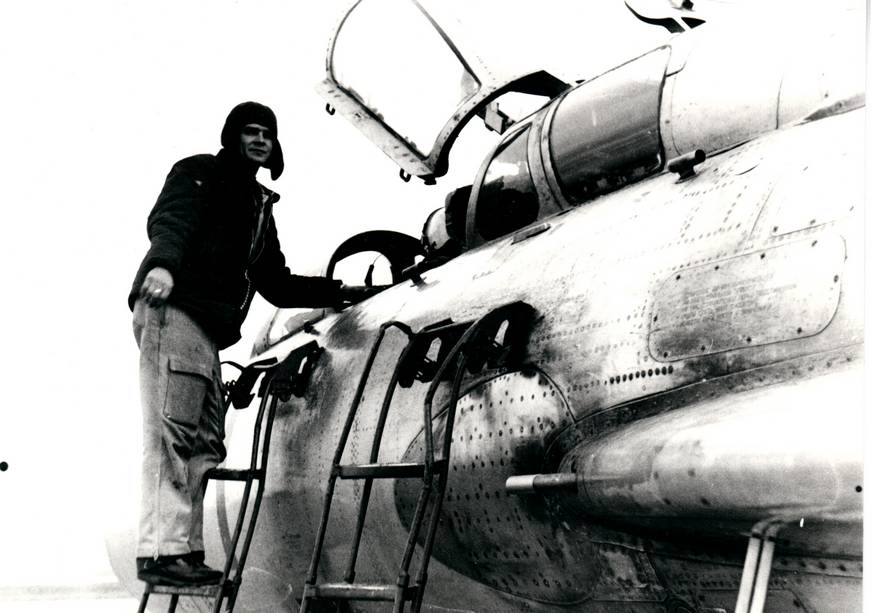 Техник провожает в полет учебно-тренировочный самолет («спарку») Су-7У борт 71 в 34-м инструкторском АПИБ – аэродром Насосная (Кировабад, Азербайджанская ССР), 1979 г.