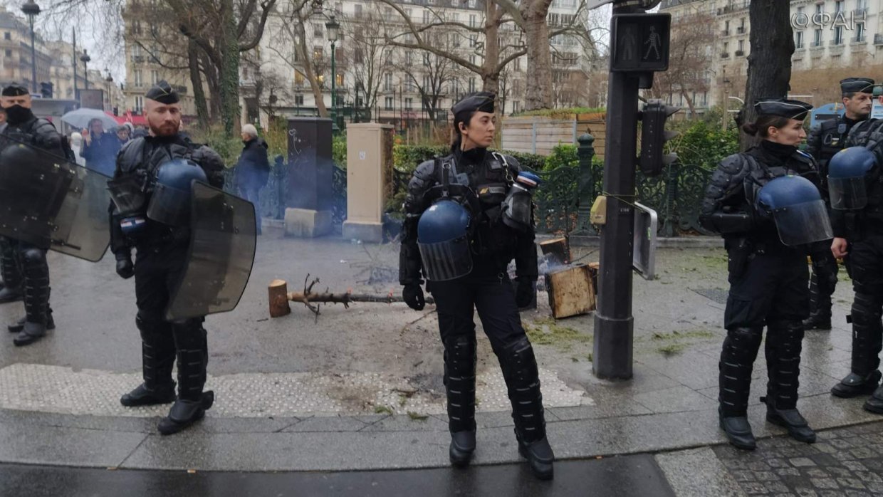 Полиция в Париже забросала митингующих слезоточивым газом и избила медсестру
