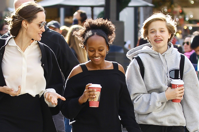 Анджелина Джоли с дочерьми на рождественском шопинге в Лос-Анджелесе