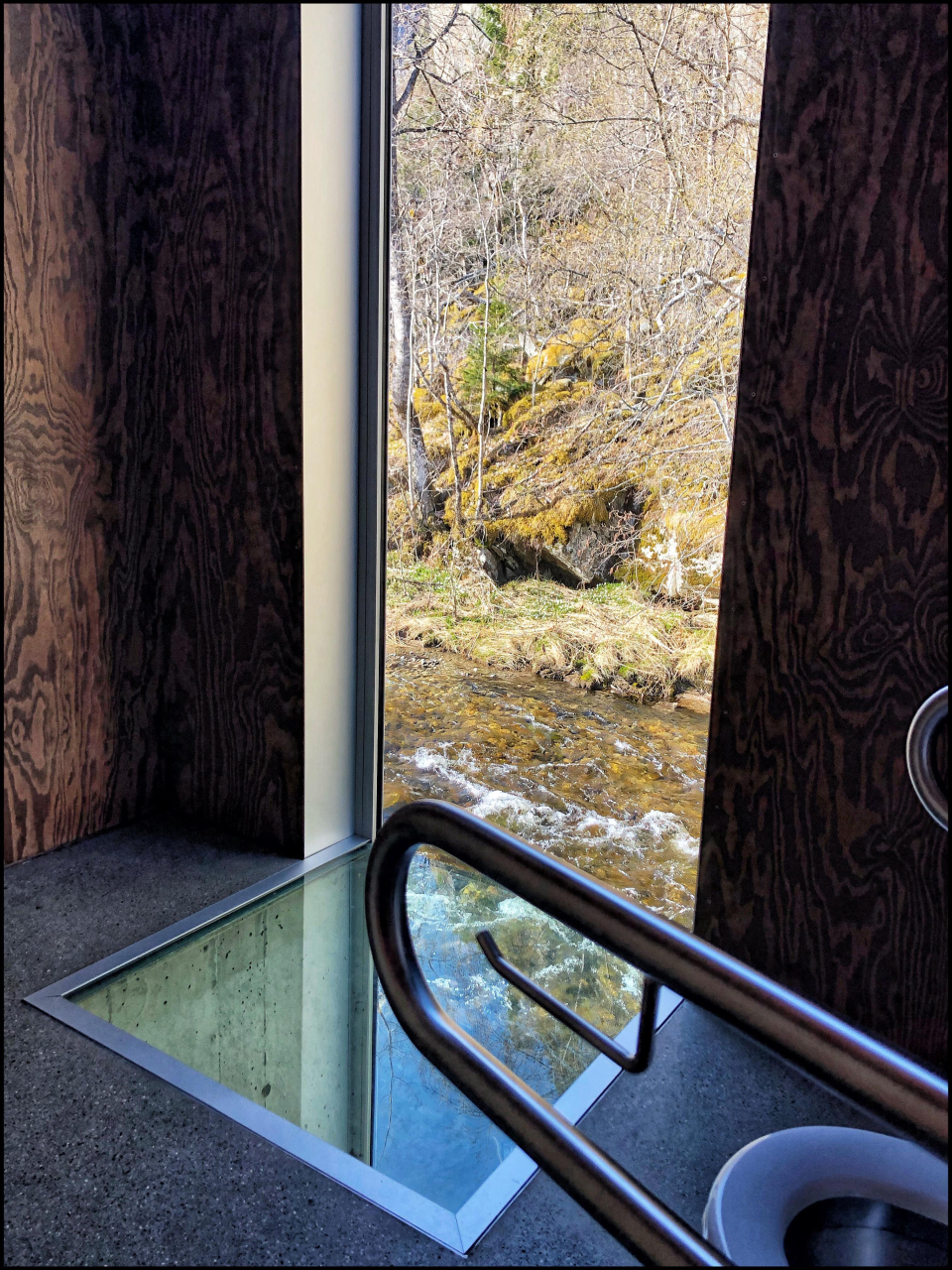 Мужчина включил камеру и показал устройство общественного туалета в Норвегии: водопад и окна в полу водопад, Архитекторы, решили, природу Местный, входит, наиболее, популярных, туристических, маршрутов, страны, поэтому, архитекторы, показать, вписываться, красе Видео, туристаВ, итоге, незаурядный подход, превратил, такое
